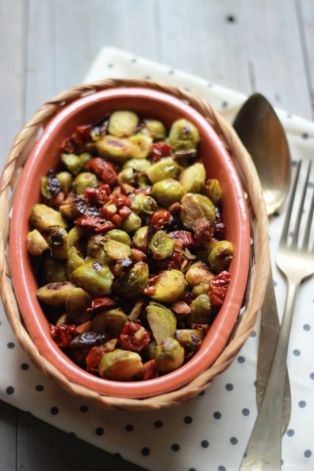 Stagioni. Cavoletti di Bruxelles con mandorle, arancio e pomodori&nbsp;secchi