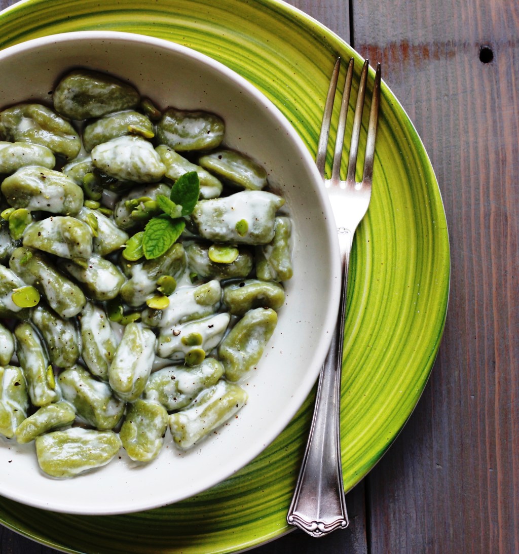 Stagioni. Gnocchi di fave su fonduta di&nbsp;pecorino