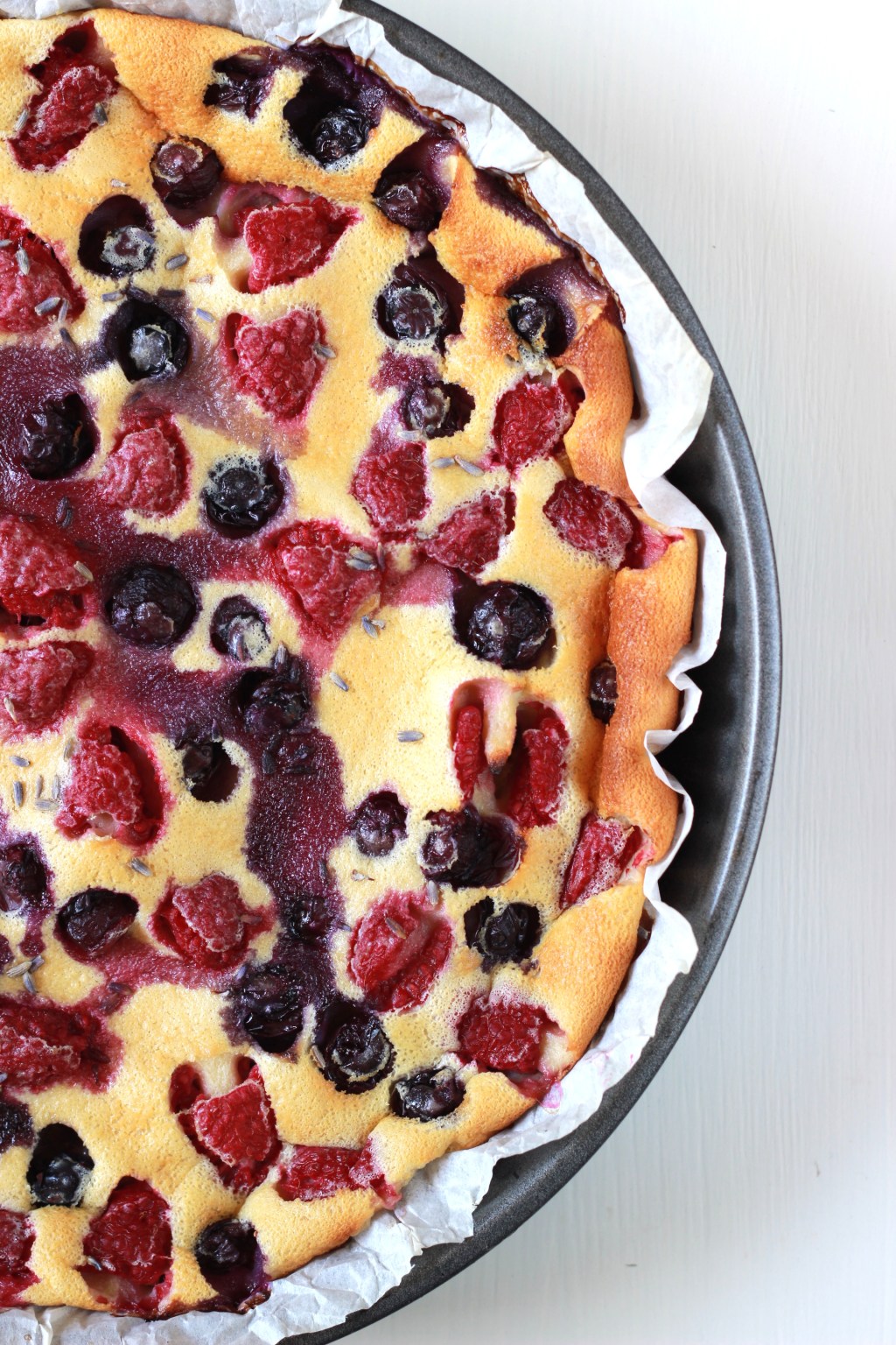 L’abbondanza. Clafoutis ai lamponi e mirtilli con cioccolato bianco e&nbsp;lavanda