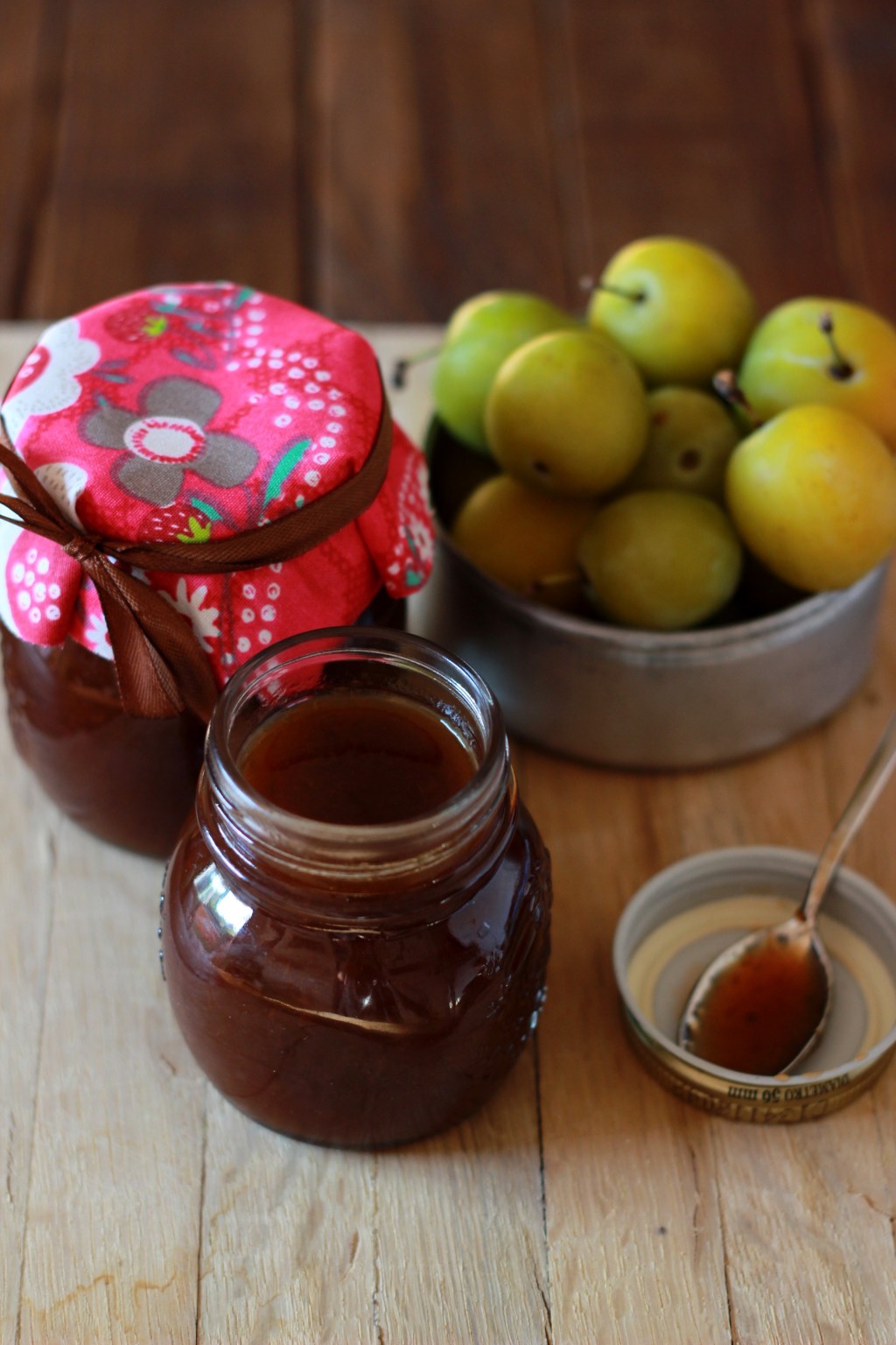 Pausa fresca di mezza estate. Marmellata di susine gialle alla vaniglia o&nbsp;cannella