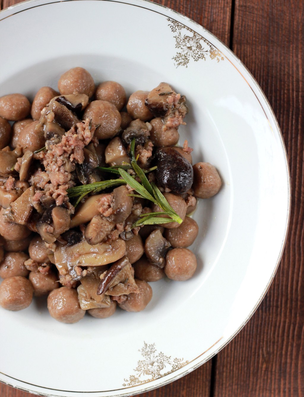 Farina di castagne (parte seconda): gnocchi con funghi e&nbsp;salsiccia