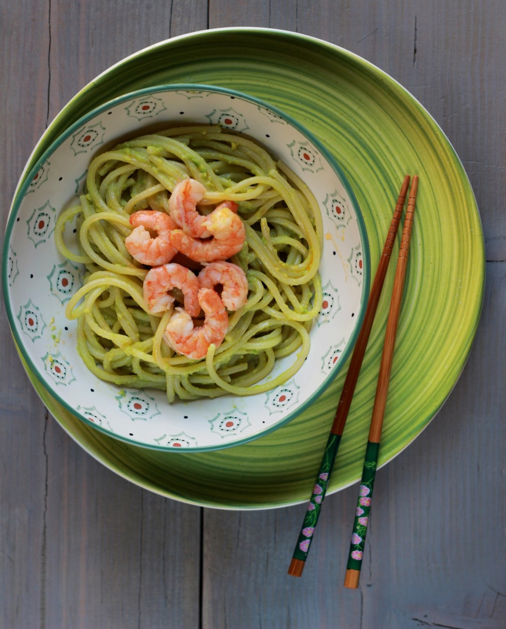 Spaghetti con pesto di avocado e&nbsp;gamberetti