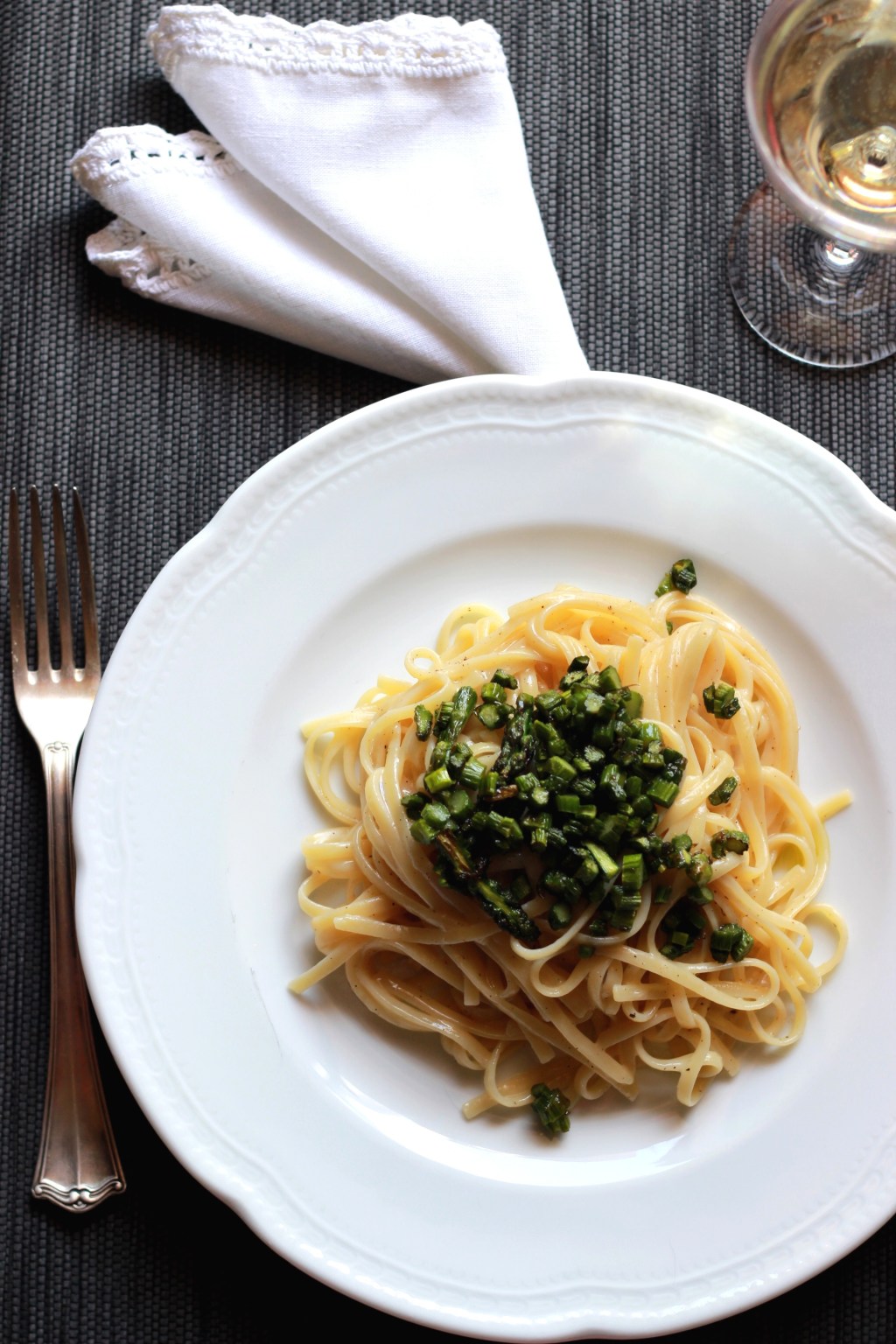 Linguine cacio e pepe con asparagina e il vuoto&nbsp;creativo