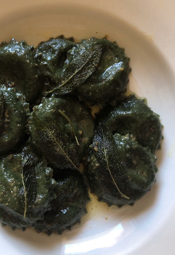 Ravioli verdi di patate con burro, salvia e polvere di&nbsp;limone