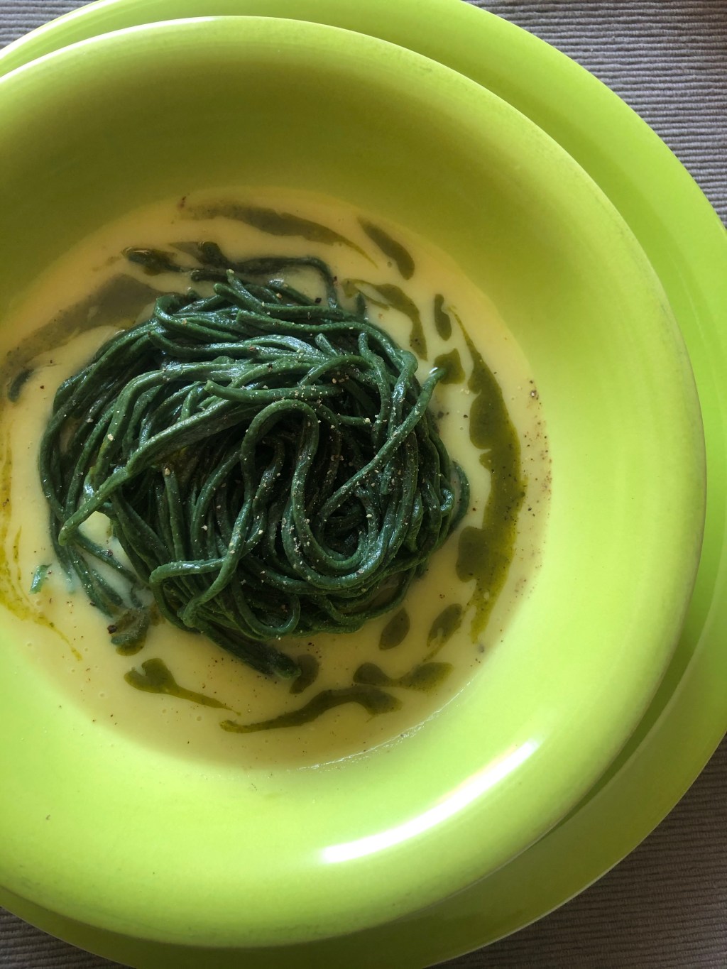 Spaghetti verdi alla chitarra, porri e&nbsp;basilico